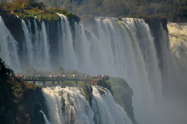 Quels sont les meilleurs moyens pour visiter les chutes d'Iguaçu côté brésilien et argentin?
