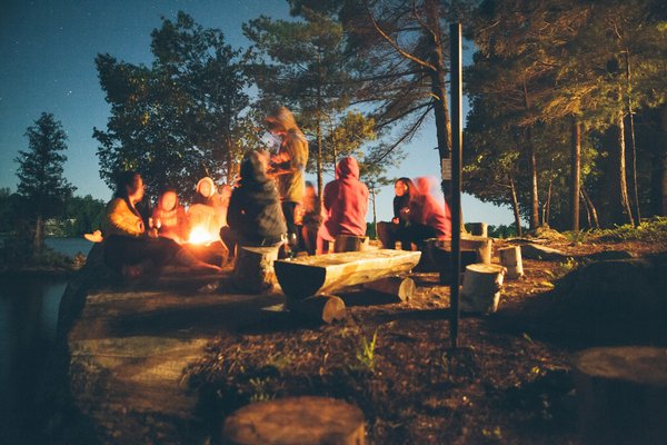 Quelles sont les meilleures techniques pour allumer un feu en camping par temps très froid?